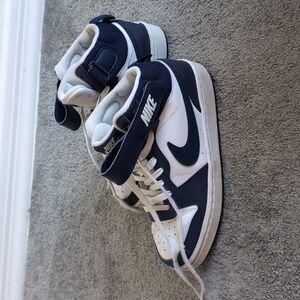 Nike Big Boys Court Borough Mid 2 size 4.5